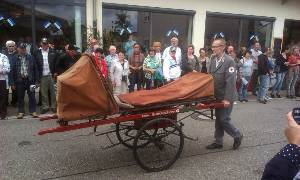 Präsentation dieses „Krankenwagens“ während der 725 Jahr-Feier Kronau.